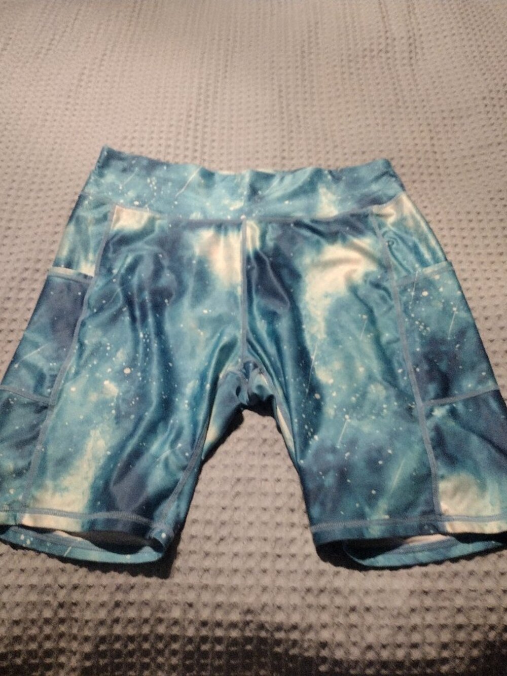 Tie-dyed yoga shorts with pockets